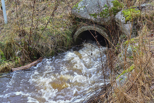 Noch reicht dieser Durchlass aus, um das Regenwasser ablaufen zu lassen.