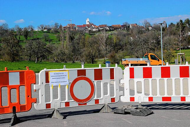 Gesperrt, zum Schutz vor einer Ausbreitung von Corona. Um Ostern herum wäre der Wohnmobilstellplatz am Härlen, unterhalb von ...