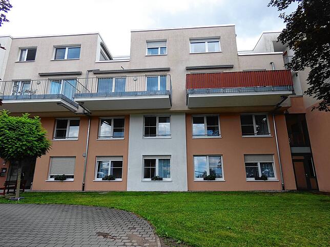 Im Seniorenzentrum Albtal gibt es auf mehreren Etagen Pflegeplätze und im östlichen Teil ist das Betreute Wohnen untergebracht.