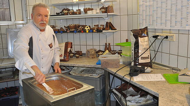 Der schon pensionierte Koch und Konditor Max Kreutter betreibt immer noch eine kleine Schokoladenmanufaktur in Blumberg-Riedböhringen ...