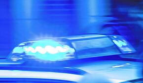 Ein Streifenwagen der Polizei ist mit Blaulicht im Einsatz. (Symbolbild)