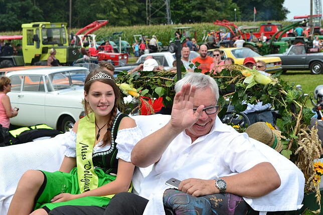 Den Oldtimerkorso führte die frisch gekürte Miss Vollgas (Carmen Hauff) zusammen mit Bürgermeister Wolfgang Sigrist an. Weitere ...