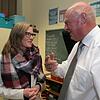 Bürgermeisterwahl in Buchheim: Die neu gewählte Bürgermeisterin Claudette Kölzow im Gespräch mit dem scheidenden Bürgermeister ...