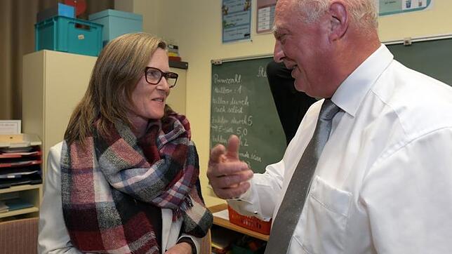 Bürgermeisterwahl in Buchheim: Die neu gewählte Bürgermeisterin Claudette Kölzow im Gespräch mit dem scheidenden Bürgermeister ...