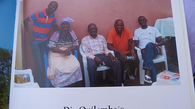 Alle zwei Jahre besucht Miguel Qulilamba seine Familie in Angola. Hier sieht man ihn von links mit seiner Mutter Julietta, Vater Antonio ...