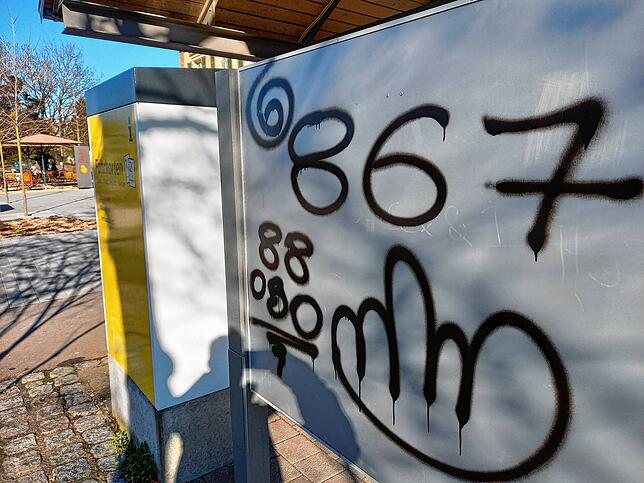 Graffiti-Schmierereien an der Tafel des überdachten Bereichs mit dem Fahrkartenautomaten. Die Zahl 867 weist laut Kioskbetreiber Rolf ...