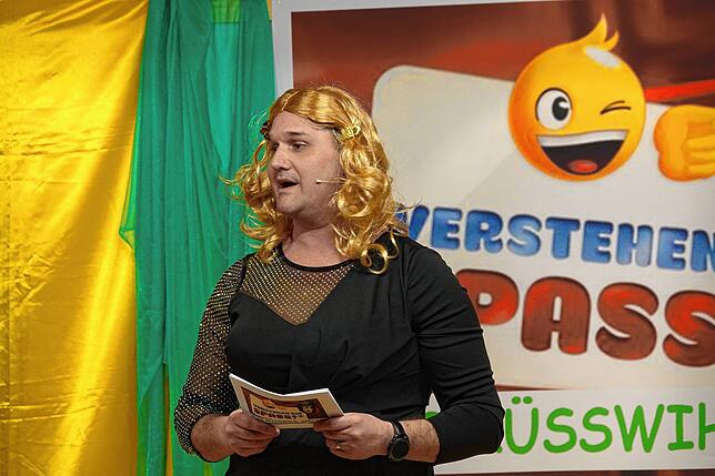 Babsi blond gelockt: Thomas Eschbach moderierte den Narrenabend.