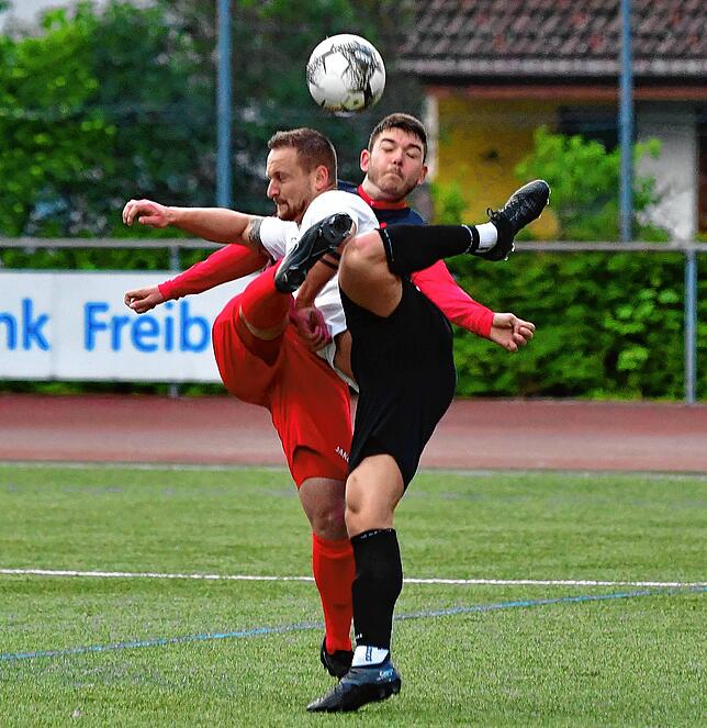 Heißes Duell: Fabian Behringer (hinten) vom FC Schönau tat alles, um die Kreise von Johannes Baumgartner einzuschränken. Doch das Tor ...