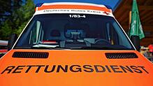 Ein Rettungswagen mit der Aufschrift „Rettungsdienst“. (Symbolbild)