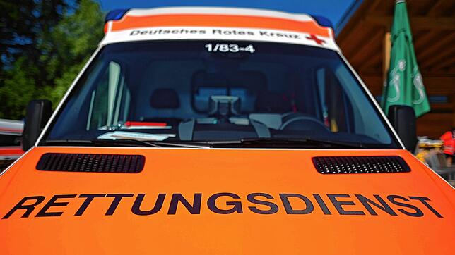 Ein Rettungswagen mit der Aufschrift „Rettungsdienst“. (Symbolbild)