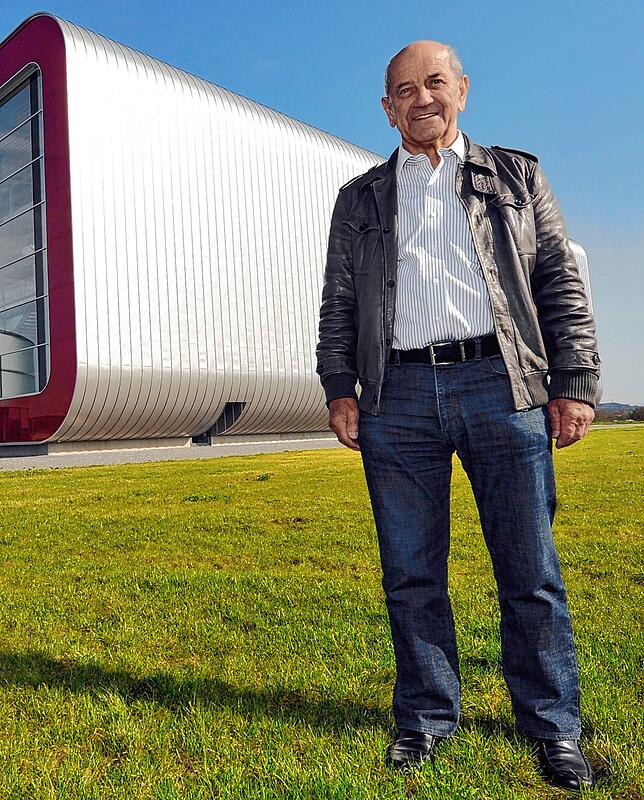 Erwin Hymer (1930-2013) im Jahr 2011 vor dem Neubau des nach ihm benannten Museums.