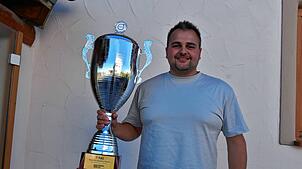 Aufgabe erfüllt, Titel verteidigt. Unser Bild zeigt Baggerfahrer Robin Müller mit dem im Schweden errungenen Siegerpokal.