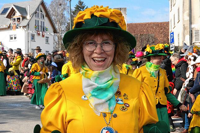 Auch die Bachrosen aus Bietingen zauberten mit ihrem leuchtend gelben Häs einen frühlingshaften Flair in den Umzug.