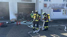In einer Garage in der Bergheimer Straße ist am Freitagmorgen ein Feuer ausgebrochen. Die Feuerwehr war mit zehn Fahrzeugen und 47 ...