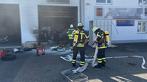 In einer Garage in der Bergheimer Straße ist am Freitagmorgen ein Feuer ausgebrochen. Die Feuerwehr war mit zehn Fahrzeugen und 47 ...