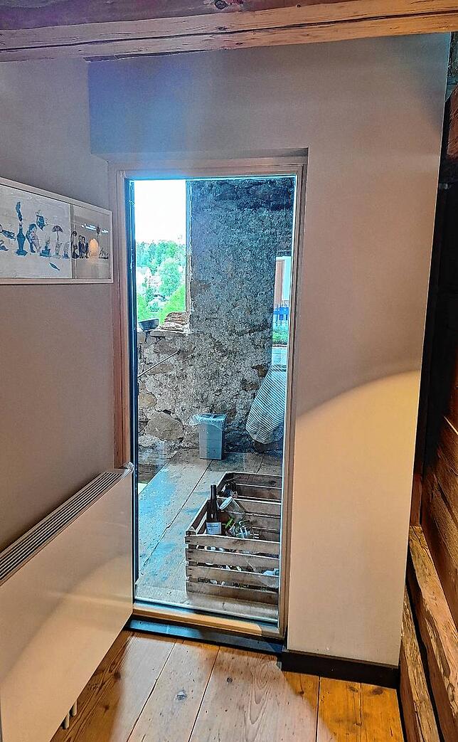 Fensterelemente lassen nicht nur Licht in das Haus, sondern ermöglichen auch den Blick auf das Innere der Scheune.