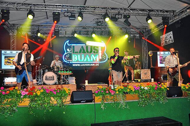 Bild 1: Vollgasstimmung war bei der Dirndl- und Lederhosenparty in Leimbach