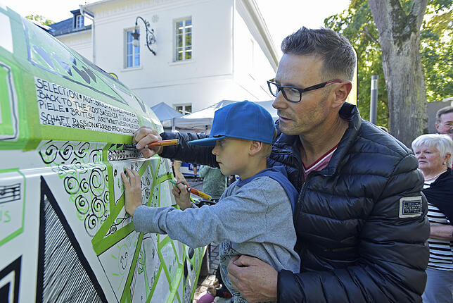 In Kooperation mit der Donaueschinger Kunstschule werden die Besucher bei der Aktion „Art-Car“ selbst kreativ und gestalten ...