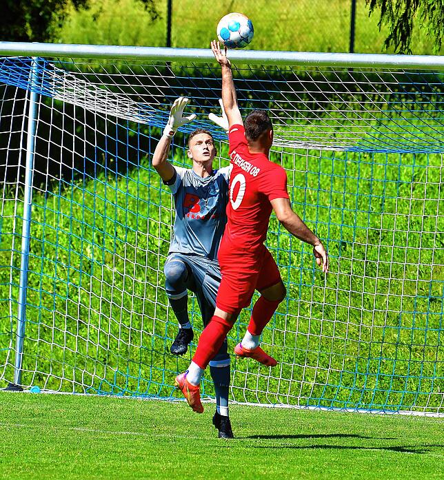 Nein, es war nicht die berühmte „Hand Gottes“, die da versuchte, den FC Erzingen doch noch am Erreichen der ...