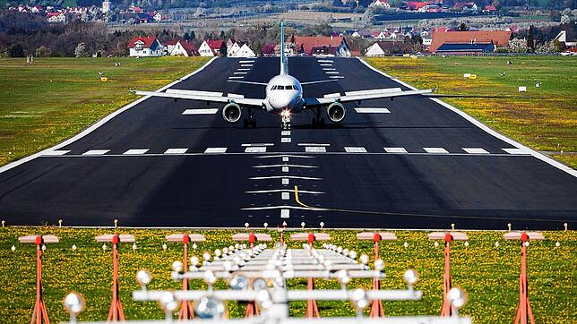 Vom Flughafen Friedrichshafen aus geht es ab sofort einmal pro Woche per Direktverbindung nach London-Gatwick &ndash; zumindest bis Ende ...