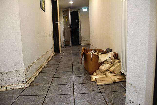 In den Keller- und Toilettengängen des Gasthauses Kreuz ist die Höhe des Wassers noch deutlich zu erkennen.