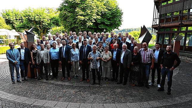 Der neue Waldshuter Kreistag nach der konstituierenden Sitzung im Hof des Landratsamts Waldshut.
