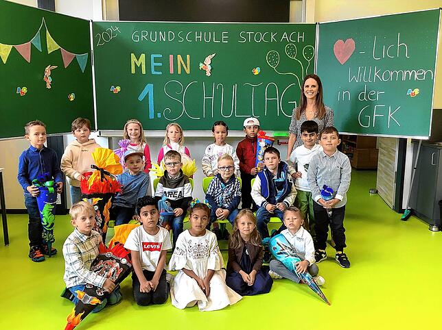 Klassenlehrerin Marie Mayer begrüßt die Schüler ihrer Grundschulförderklasse am ersten Schultag. Auf die Erstklässler kommt nun eine ...