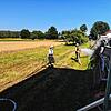 Mit 50 Einsatzkräften ist die Feuerwehr beim Flächenbrand in Wahlwies vor Ort.