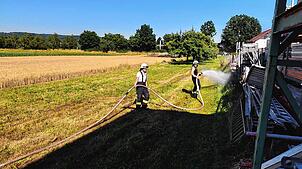 Mit 50 Einsatzkräften ist die Feuerwehr beim Flächenbrand in Wahlwies vor Ort.