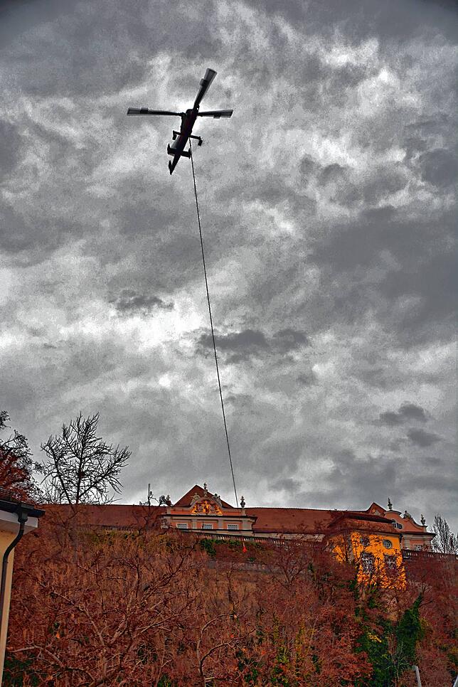 Genau 55 Meter misst das Seil, an dem der Helikopter die Baumstämme abtransportiert.