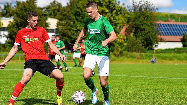 Ruben Bronnec (SVR, links) im Zweikampf mit Dominik Emminger.