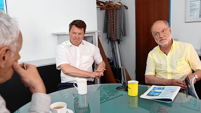 Neuer Chef von Haus & Grund Konstanz ist Matthias Schaubel (Mitte). Zusammen mit seinem Vorgänger Thomas Daiger (rechts) betont er im ...