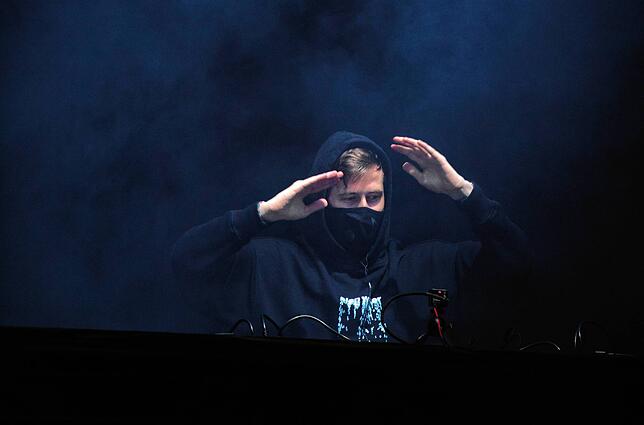 Mythos dank Maskerade? Der bekannte DJ Alan Walker verbirgt sein Gesicht meist hinter Maske und Kapuze.