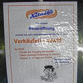 An einer Tür der Oberen Mühle hängt ein Zettel: Offenbar wird noch Personal gesucht.