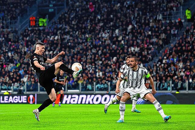 Fußball: Europa League, Juventus Turin – SC Freiburg, Achtelfinale, Hinspiel, Allianz Stadium. Freiburgs Roland Sallai (l) und ...