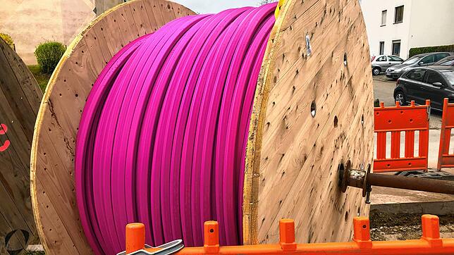 Auf Rollen wie diesen, die auf dem Aarberg aufgenommen wurden, werden die Breitband-Kabel angeliefert. In den kommenden Jahren wollen ...