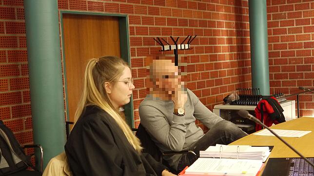 Der Angeklagte beim Prozess vor dem Landgericht Konstanz mit seiner Anwältin Mareike Thimm.