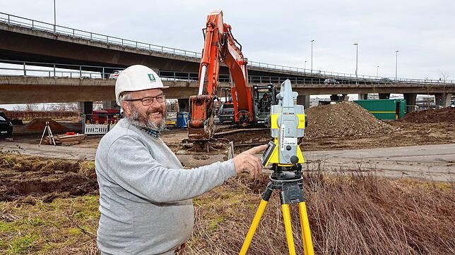 Unser Foto zeigt Polier Frank Murawski von der Firma Brodbeck bei Vermessungsmaßnahmen.