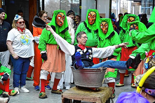 Bild 2: Fasnacht 2025: Hexen rollten im Villinger Landratsamt den roten Teppich aus - Die schönsten Bilder!