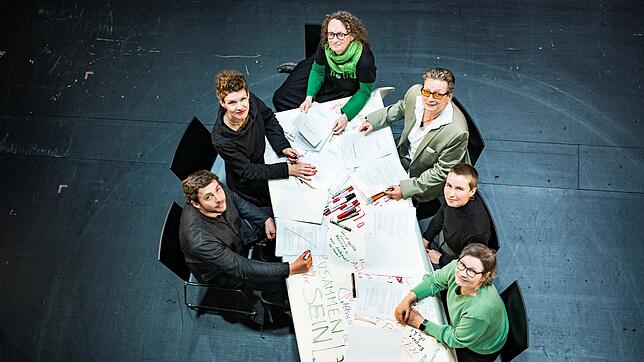 Die Intendantin und das Dramaturgie-Team freuen sich auf die Spielzeit 2025/26 (von links): Hauke Pockrandt, Meike Sasse ...