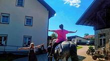 Immer wieder kleine Wunder: Dank tiergestützter Invervention auf dem Behringer Hof in Hänner kann Fiona heute ohne Angst und Aggression ...