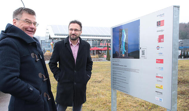 Unterwegs auf der Suche nach Kreiselkunst: Christoph Bauer (links) und SÜDKURIER-Redakteur Johannes Bruggaier studieren bei Stockach ...