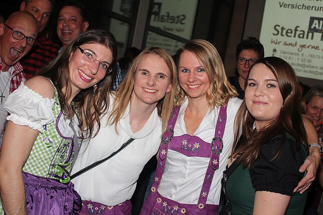Bild 13: Volles Haus bei der Nikolausparty in Rietheim-Weilheim mit den Dorfrockern &ndash; die Bilder