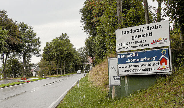 Am Ortseingang von Schönwald steht wieder das Schild, auf dem ein Arzt für die Gemeinde gesucht wird.