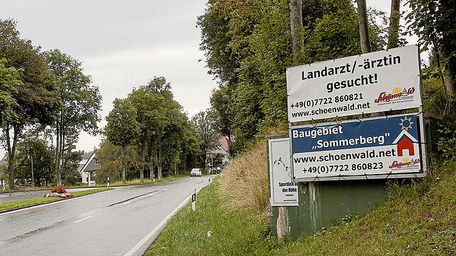 Am Ortseingang von Schönwald steht wieder das Schild, auf dem ein Arzt für die Gemeinde gesucht wird.