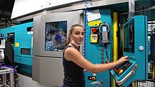 Karin Putz startet die Sechs-Spindel-Drehmaschine, die Zahnscheiben für E-Bike-Antriebe fräst. Die Zerspanungsmechanikerin arbeitet bei ...