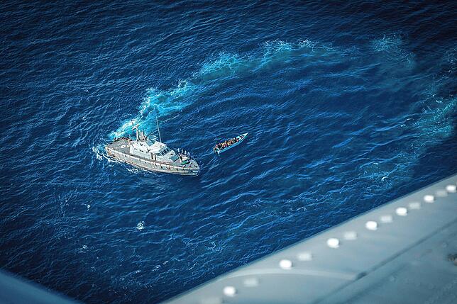 Die sogenannte libysche Küstenwache versucht immer wieder, Boote mit Flüchtlingen zurückzuholen und auf dem offenen Meer mit waghalsigen ...