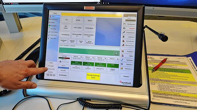 Der zentrale Kontrollmonitor zeigt an, welche Nummer gewählt wurde. Nicht nur die 112-Anrufe gehen bei der integrierten Leitstelle ein, ...