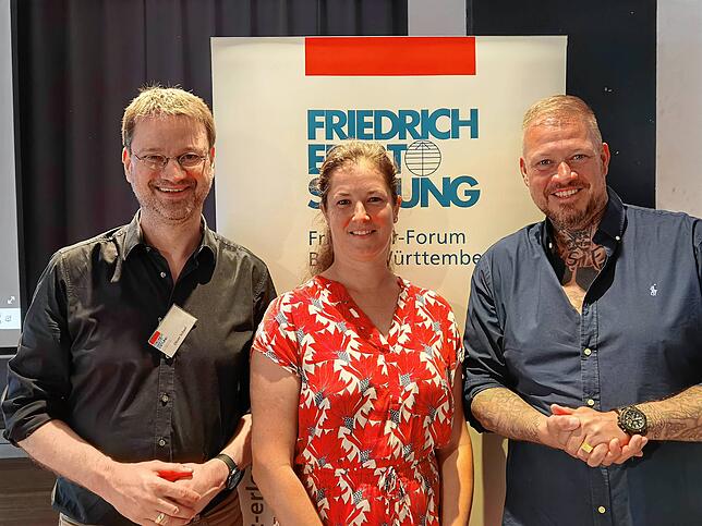 Philip Schlaffer (rechts) mit Lehrerin Tanja Hurka, die den Vortrag organisiert hat, und Oliver Schael von der Friedrich-Ebert-Stiftung, ...