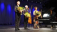 Über Blumen als Dank für ein großartiges Konzert freuen sich die drei Dozenten der Sommerakademie (von links): Florian Wiek, Gustav ...